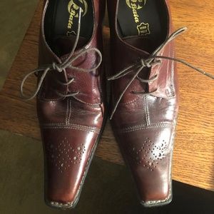 By Bata made in Italy Glove leather in a Chestnut color